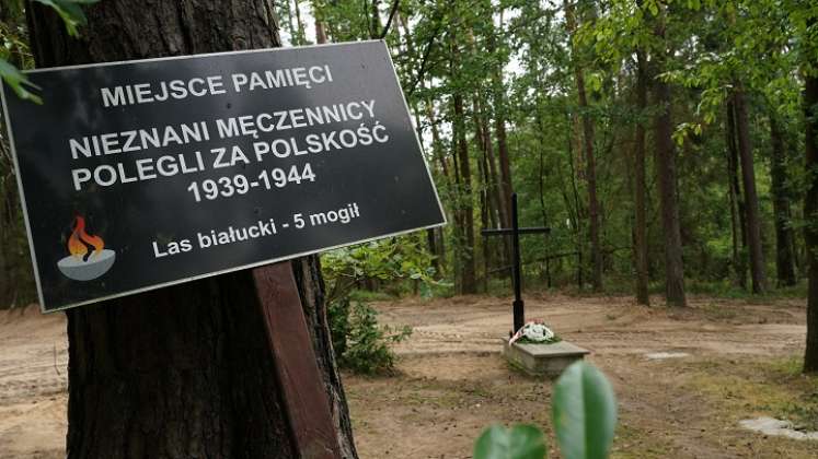 Tumba simbólica en el bosque de Bialucki, el sitio donde se desenterró la fosa común./Foto: AFP