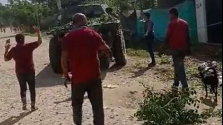 Una tanqueta del Ejército se chocó contra un árbol y un poste en Tibú. Los soldados huyeron sin responder por los estragos.