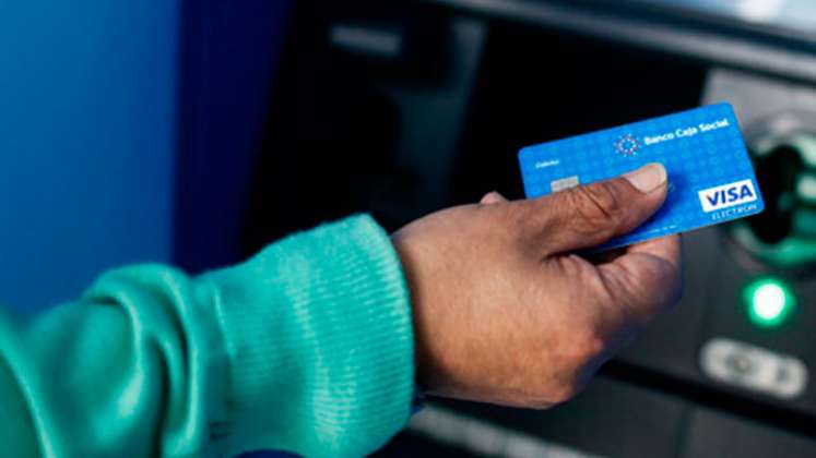 Para los retiros con tarjetas de débito en cajeros internacionales, Caja Social es uno de lo banco con las tarifas más bajas. / Foto: Colprensa