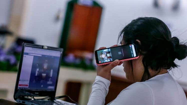 Disminuyó el promedio de horas en el uso de internet y el 69,6%  de las personas tiene celular, según datos revelados por el DANE. / Foto: Colprensa