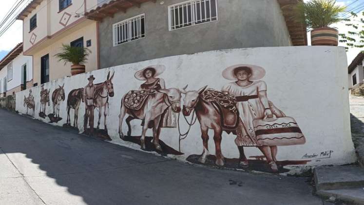 A través de murales, los líderes comunales pretenden perpetuar la historia de Ocaña. En las paredes de las viejas casonas de la calle empedrada del Embudo se deja la huella de ese pasado. / Foto: Cortesía / La Opinión 