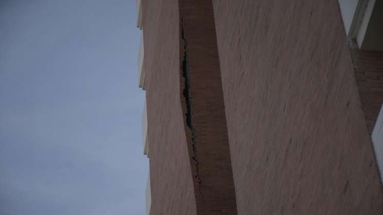 En el apartamento 402 hay una pared desprendida y apunto de desplomarse./  Foto Pablo Castillo.
