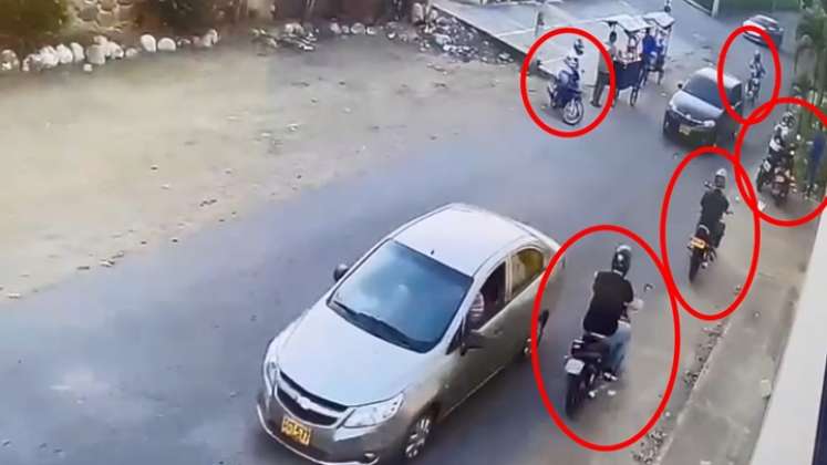 En las imágenes de los videos se observa como los motorizados rodearon a la víctima y luego de quitarle el maletín con el dinero, huyen sin ningún problema.