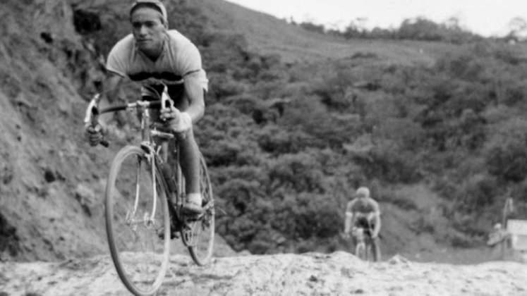 ‘El Zipa’ Forero, pedalea durante de las etapas de la Vuelta a Colombia en 1951.