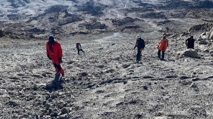 La cucuteña Dayana Lamk se arrodilló y lloró al llegar a la cima del monte Kilimanjaro