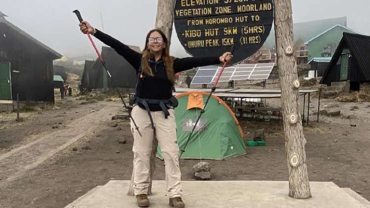 La cucuteña Dayana Lamk se arrodilló y lloró al llegar a la cima del monte Kilimanjaro
