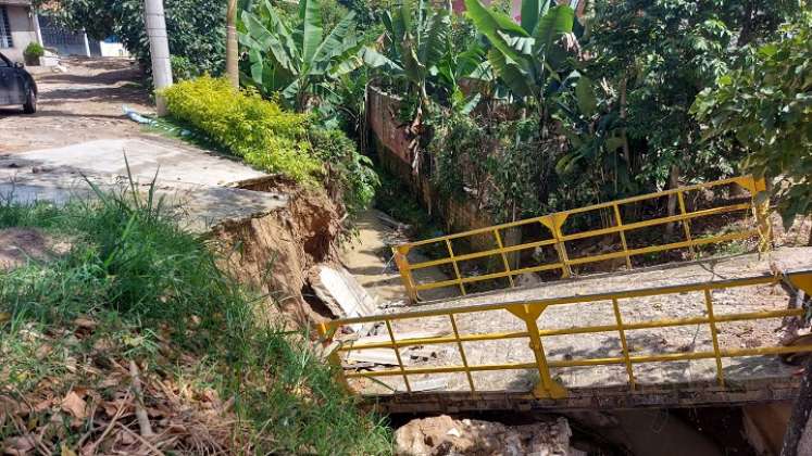 La fuerza de la naturaleza tumba un puente que comunica al sector de Villamar con la Ciudadela Norte de Ocaña.
