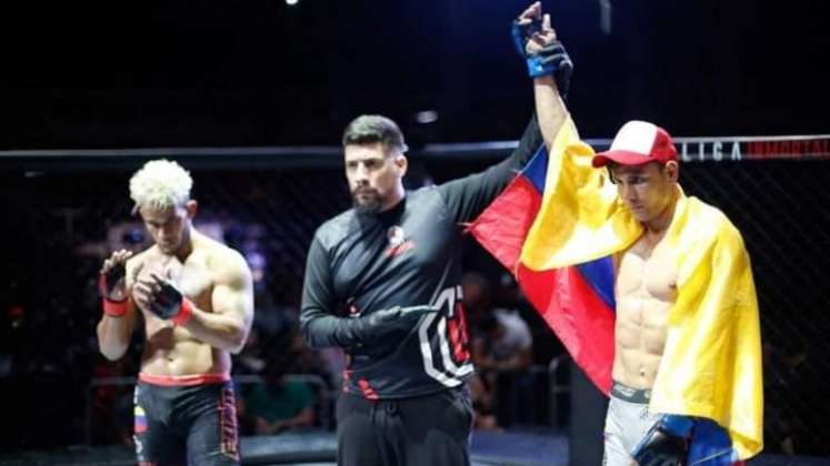 El cucuteño Jesús Castillo (derecha) tuvo que exigirse al máximo para ganarle el combate. a Dreide Bellorín.