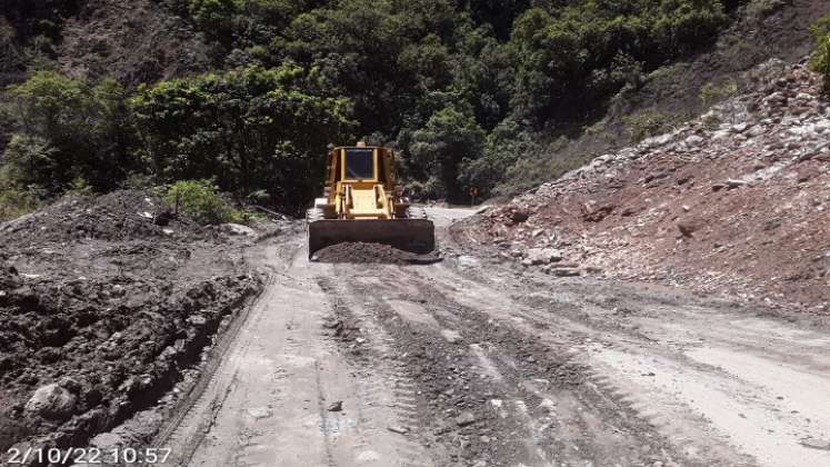 A raíz de las lluvias de las últimas horas hay restricción a un solo carril en la carretera Ocaña-Cúcuta. Maquinaria de INVÍAS retira los derrumbes para habilitar el paso vehicular.