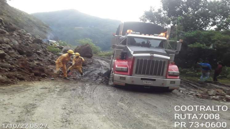 A raíz de las lluvias de las últimas horas hay restricción a un solo carril en la carretera Ocaña-Cúcuta. Maquinaria de INVÍAS retira los derrumbes para habilitar el paso vehicular.