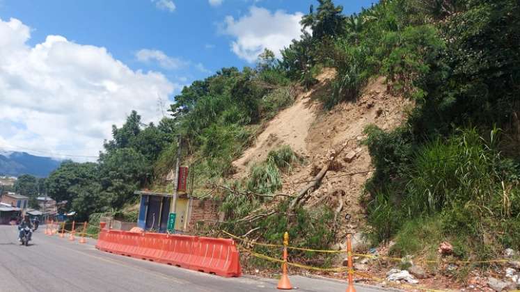 Una difícil situación viven moradores de los sectores de Fundadores y Simón Bolívar ante el deslizamiento de tierra sobre la vía circunvalar de Ocaña.