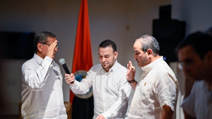 El presidente de la Academia de Historia, Olger García, recibe el juramento del Gobernador Silvano Serrano./Foto cortesía