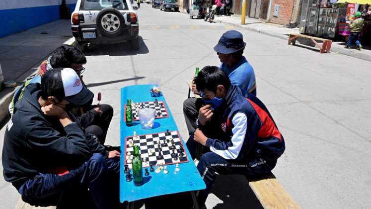Niños bolivianos aprenden ajedrez en la calle 
