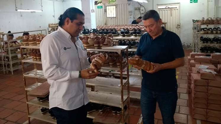 Armando Martínez Flores (izquierda) estuvo en las fábricas de calzado. / Foto cortesía