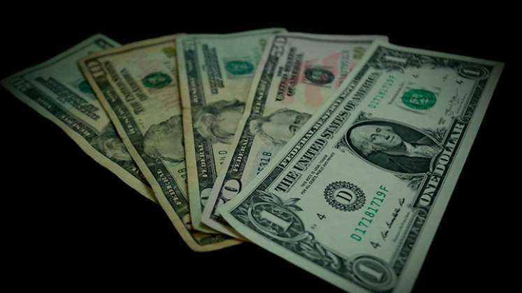La divisa estadounidense alcanzó un máximo de $4.990 en la jornada de ayer. Foto Archivo La Opinión