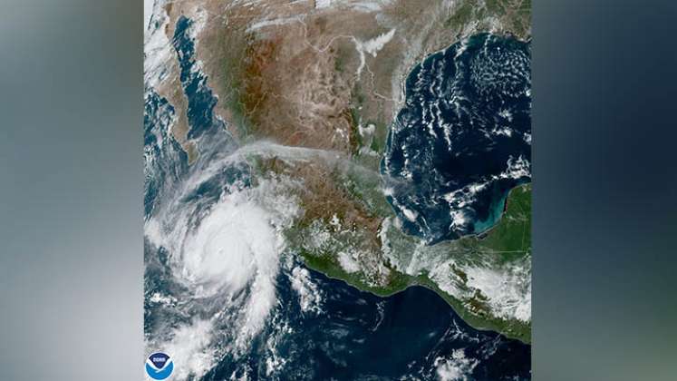 Huracán Roslyn se fortalece a categoría 4 en costa mexicana 