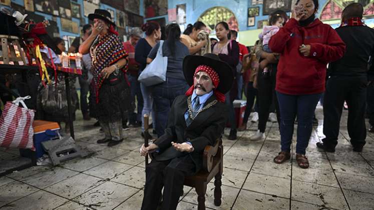 Festejan con música, licor y velas a santo popular San Simón en Guatemala./Foto: AFP