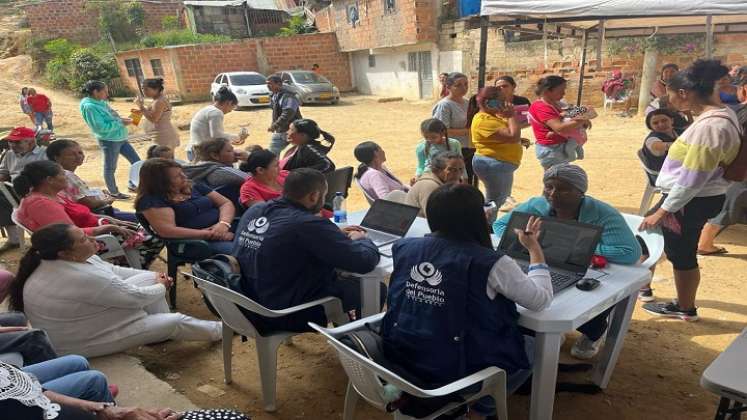 La Defensoría Regional del Pueblo, llega hasta el asentamiento humano Colinas de la Esperanza para brindar la ayuda humanitaria a los desplazados del conflicto armado de la zona del Catatumbo.