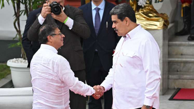 Petro ya está reunido con Nicolás Maduro