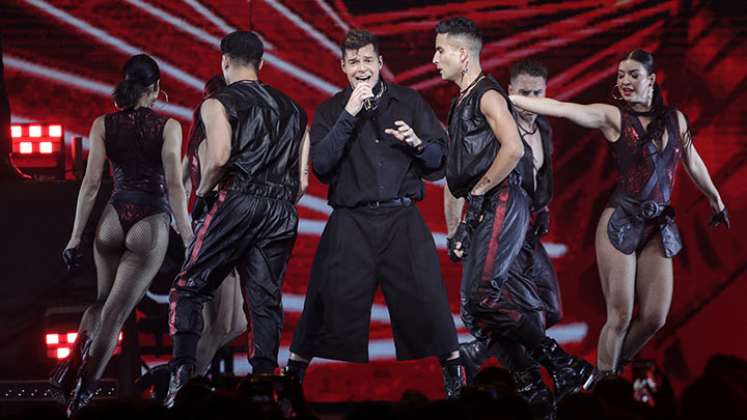 El puertorriqueño Ricky Martin dejó toda su energía en el escenario y cantó sus éxitos. /Foto AFP