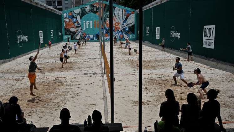  Una gran cantidad de practicantes tiene tenis playa en Brasil.