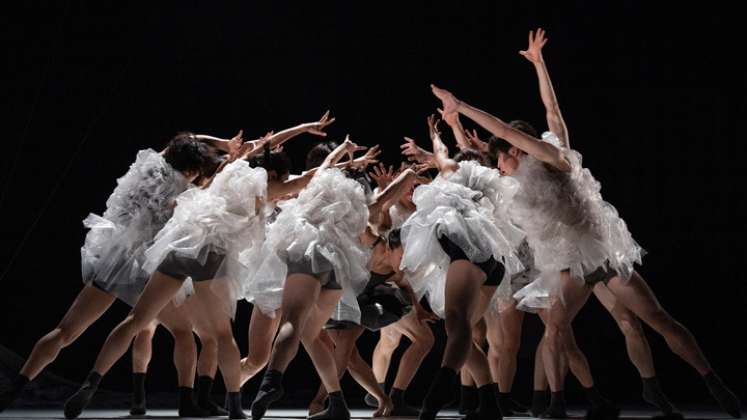 Ballet japonés usa desechos de plástico para crear su vestuario