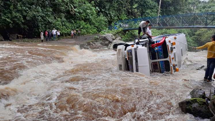 Bus arrastrado por las aguas en la zona del Catatumbo./Foto: cortesía