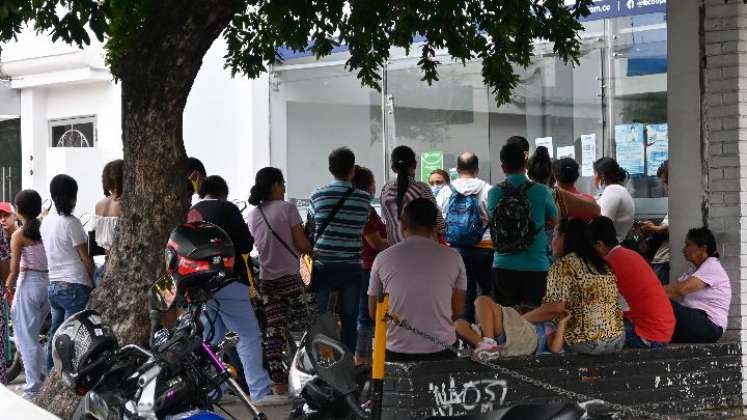 En algunas EPS los usuarios deben aguardar en la calle antes de ser atendidos./Foto Jorge Gutiérrez/La Opinión