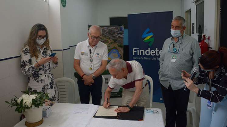 El presidente de Findeter, Ricardo Bonilla, junto al alcalde Jairo Yáñez, durante el acto de firma de convenios en el Policlínico de Atalaya./ Foto La Opinión
