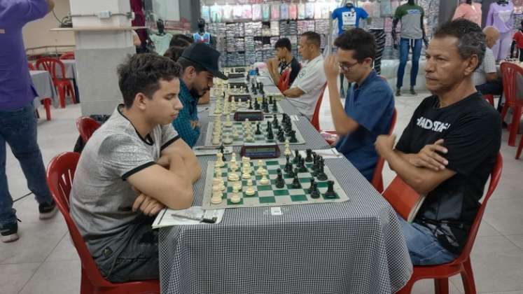 El Mestro FIDE, Gilberto Valderrama (a la derecha), con 5.5 puntos se quedó con el primer lugar del campeonato de ajedrez.