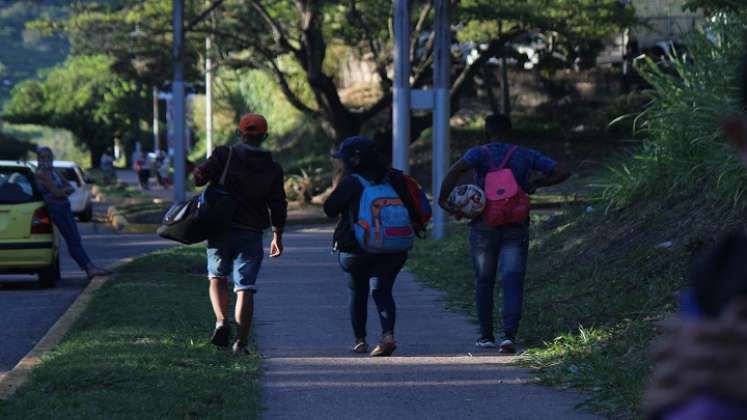 Migrantes siguen caminando por las carreteras del Táchira 