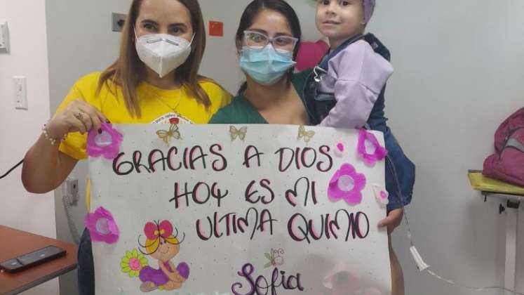 Aslhy Sofía Rodriguez Villarreal en su último día de quimioterapia. Durante su tratamiento recibió apoyo de ‘Pequeños Guerreros’. / Foto: La Opinión 