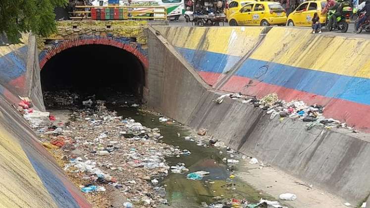 Canal Bogotá, repleto de basura que le arrojan a diario los vecinos de 18 barrios./Foto Orlando Carvajal/La Opinión