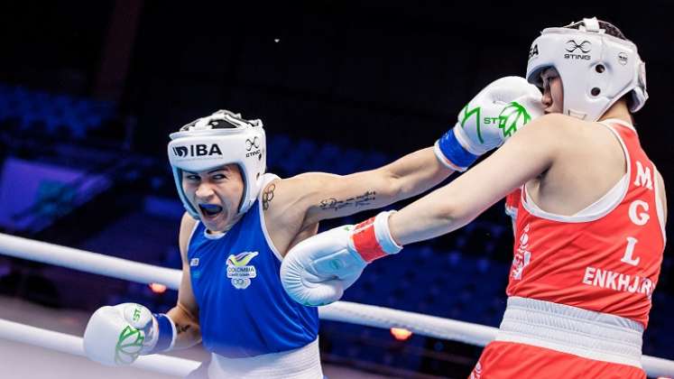 La colombiana Jenny Arias (de azul), guerreó por la medalla de oro en los 54 kilos.