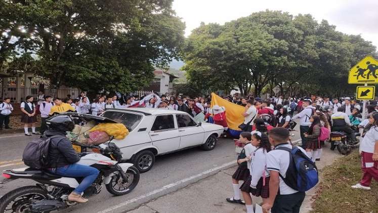 Estudiantes del Instituto Tecnológico Carlos Hernández Yaruro, adelantan una jornada de protesta por la fusión de cursos en la zona rural.