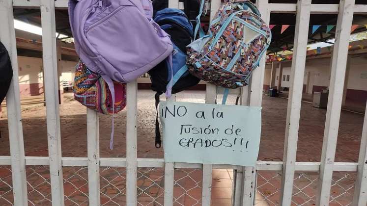 Estudiantes del Instituto Tecnológico Carlos Hernández Yaruro, adelantan una jornada de protesta por la fusión de cursos en la zona rural.