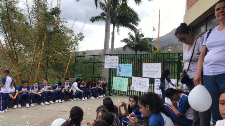 Durante más de 8 horas, los docentes y el MEN estuvieron socializando las peticiones, para dar solución a la problemática. / Foto Cortesía