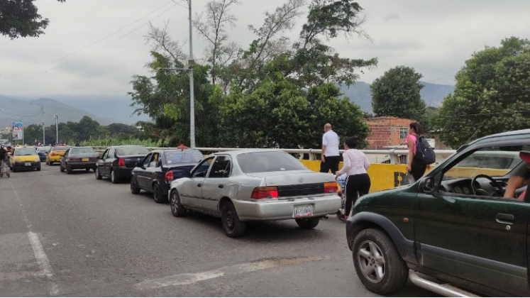 Ayer transitaban carros colombianos y venezolanos por el puente Simón Bolívar con total normalidad y sin efectuar ningún pago.