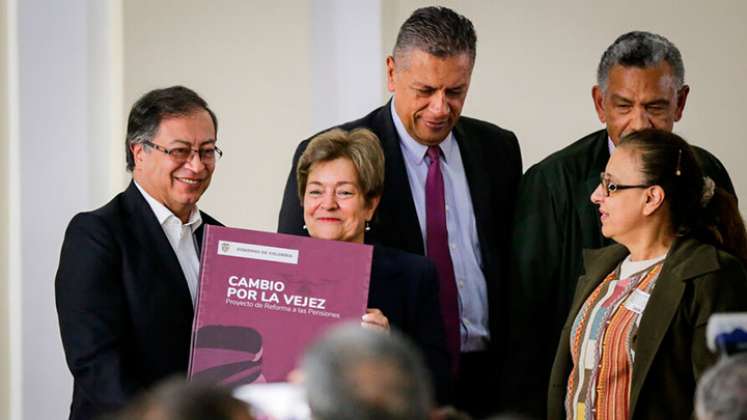 El presidente Gustavo Petro junto a la ministra del Trabajo, Gloria Inés Ramírez, en la presentación de la reforma pensional. / Foto: Colprensa