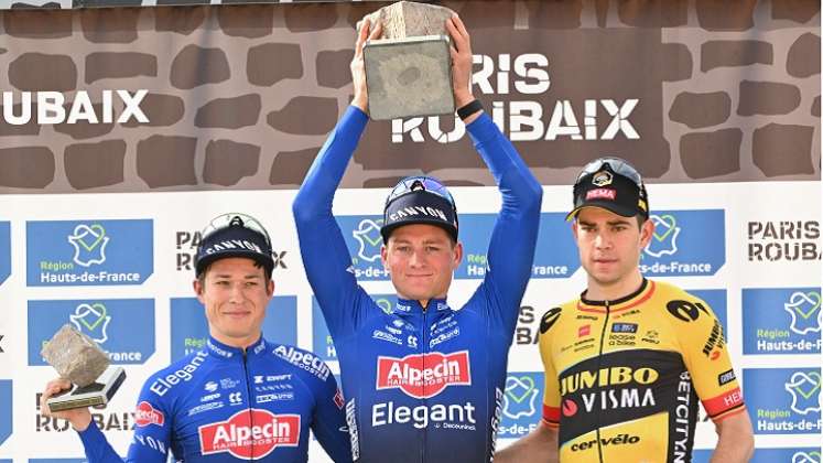 El neerlandés Mathieu van der Poel (centro), celebra el triunfo en la edición 120 de la París-Roubaix.