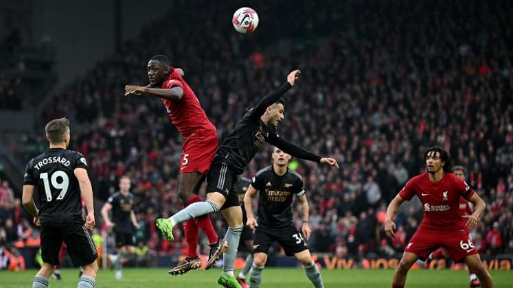 El Liverpool logró salvar un punto en casa al igualar con el líder Arsenal.