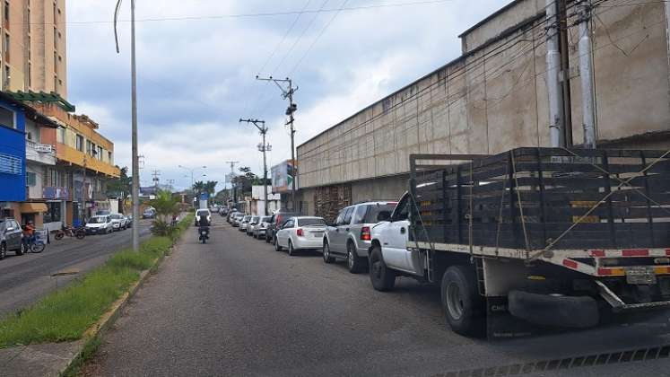 Largas filas para abastecer combustible se registran en el Táchira. Foto Anggy Polanco / La Opinión