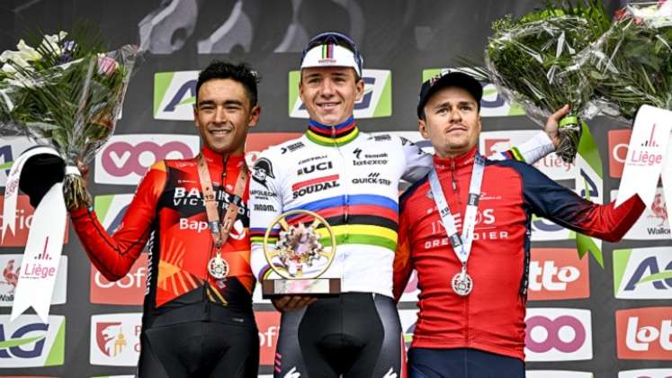El ciclista colombiano, Santiago Buitrago, (a la izquierda) sorprendió en la Clásica Lieja-Bastoña.