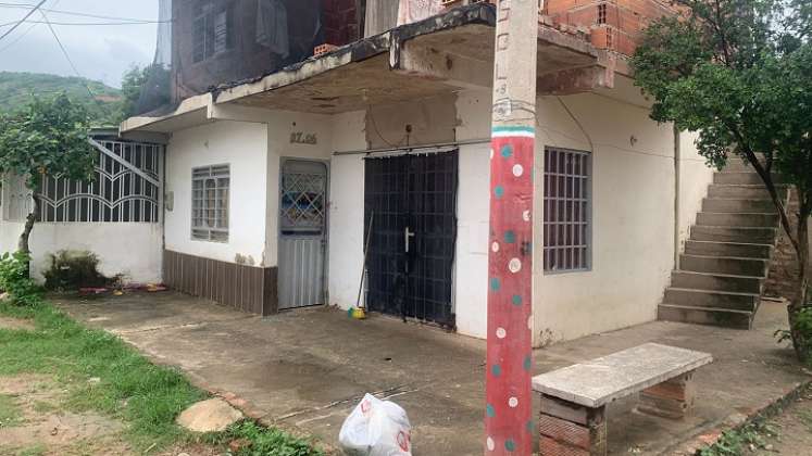 El pistolero arribó en una moto Bera Socialista hasta esta vivienda de Santa Rosa de Lima para cometer el hecho.