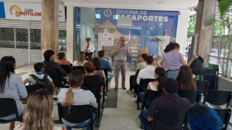 Alfonso Tarazona, jefe de la Oficina de Pasdaportes, explica el plan para el trámite del documento/Foto Orlando Carvajal/La Opinión