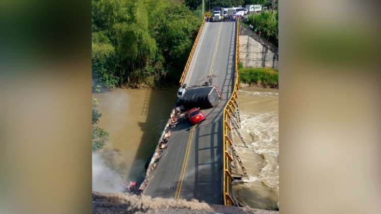 ¡Impresionante! Se desplomó puente que conecta el Valle del Cauca con Quindío