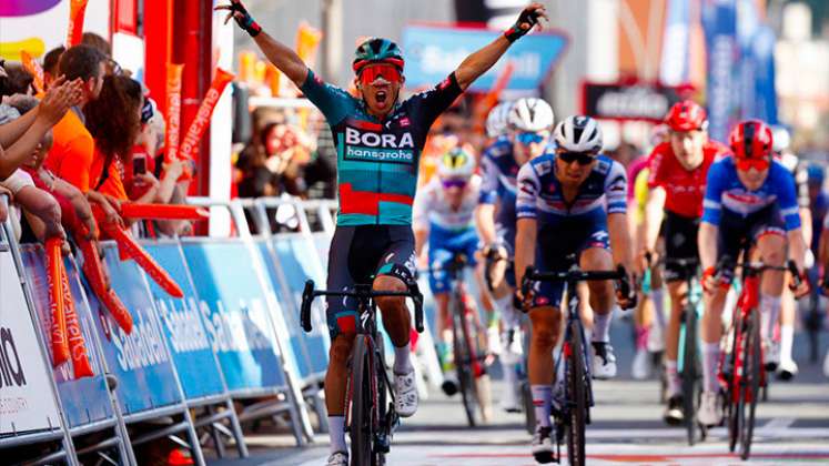 Sergio Higuita ganó la quinta y penúltima etapa de la Vuelta al País Vasco. / Foto: Twitter @SprintCycling