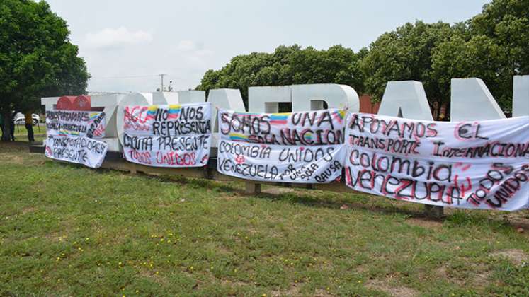 Transportadores de carga internacional colombianos, con tractomulas de placas venezolanas, mantienen protestas en Cúcuta y Paraguachón. / Foto La Opinión
