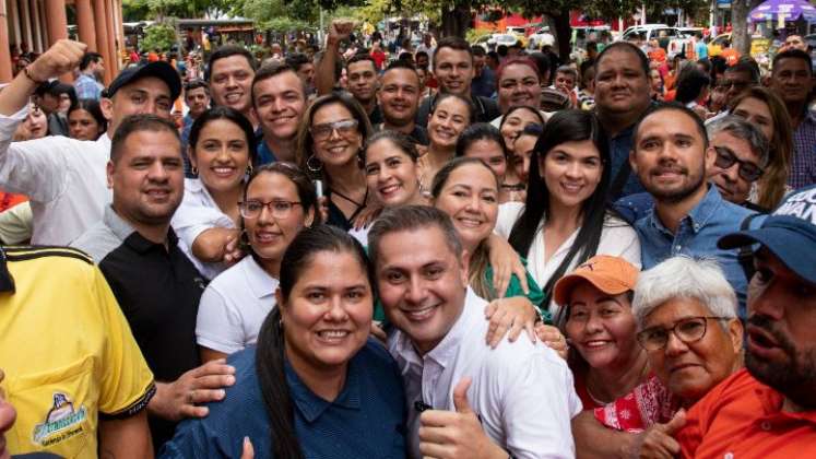 Leonardo Jácome entregó 176.000 firmas a la Registraduría de Cúcuta./Foto cortesía