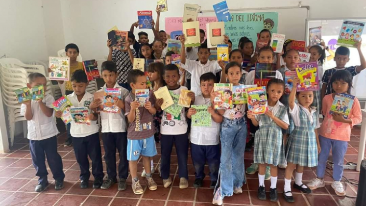 Niños de Colombia reciben libros